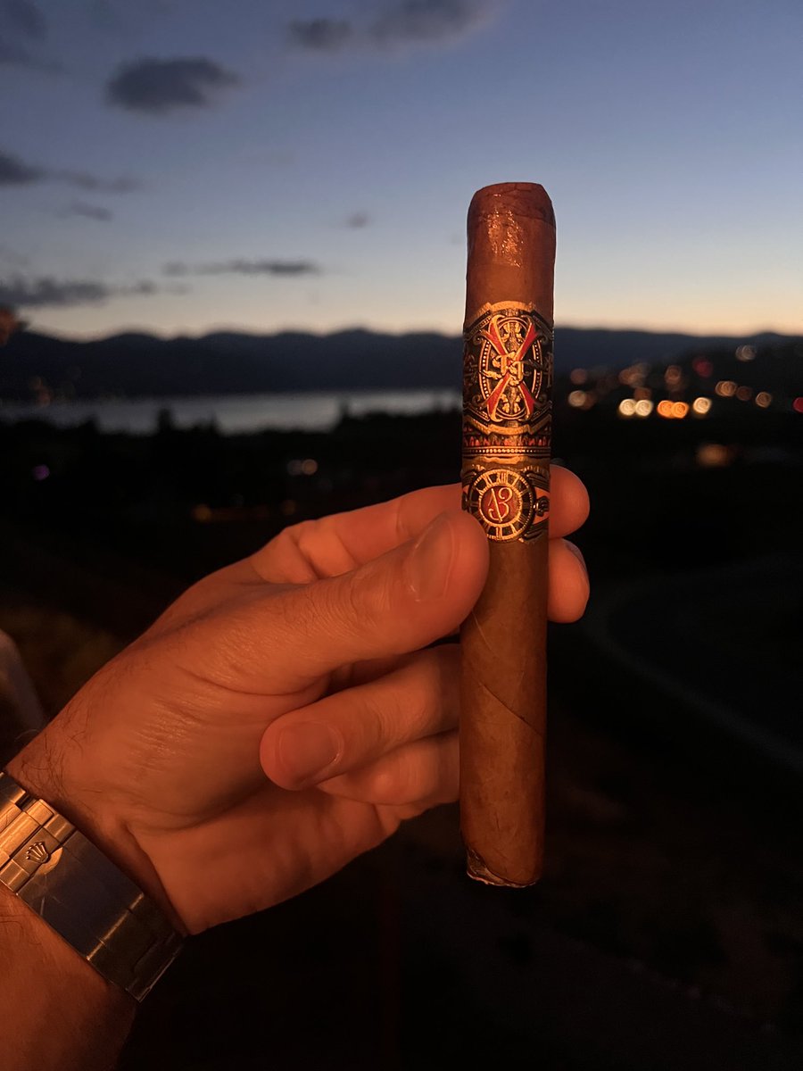 SeattleCigars's tweet image. Family cigar time!