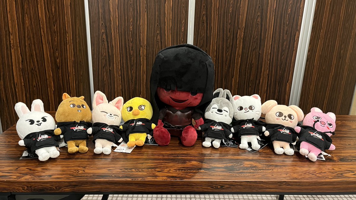 karadasagashi_m's tweet photo. 赤い人 ✖️ SKZOO 📸.⋆𖤐

#カラダ探し の『赤い人』と
#StrayKids 公式キャラクター『SKZOO』が大集結🌈

可愛らしいSKZOOに囲まれて、
赤い人もなんだか嬉しそう...？

／
現在実施中のキャンペーンは
本日23:59まで⏳
＼

🧭Stray Kidsサイン入りポスタープレゼント
https://t.co/jmifX95kRe

🎠ジャパンプレミア ご招待
https://t.co/D91ox6O5MR

#カラダ探しTLN 𝟵.𝟱 (𝗙𝗥𝗜)
