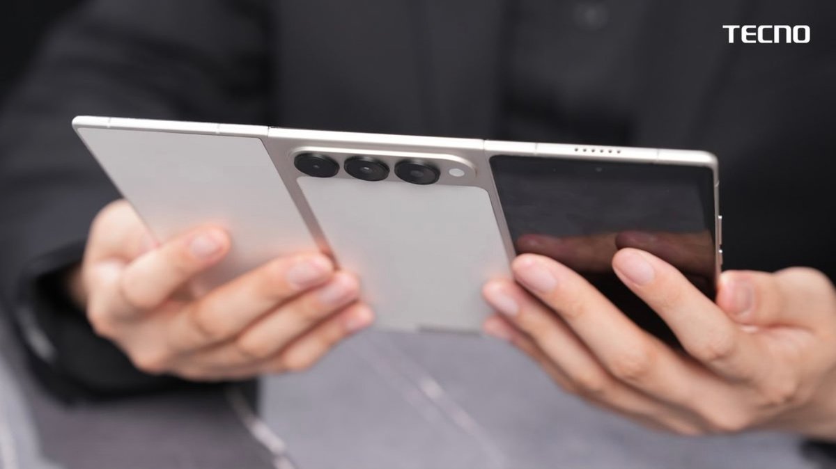 js_wpw's tweet image. حتى تكنو صار لها هاتف قابل لطي ثلاث مرات اسمه Tecno Phantom Ultimate G Fold
بس تصميمه مره غريب الكاميرا بالنص وطريقه تصفيطه غريبه جدا
#tecno #TecnoPhantomUltimateGFold
