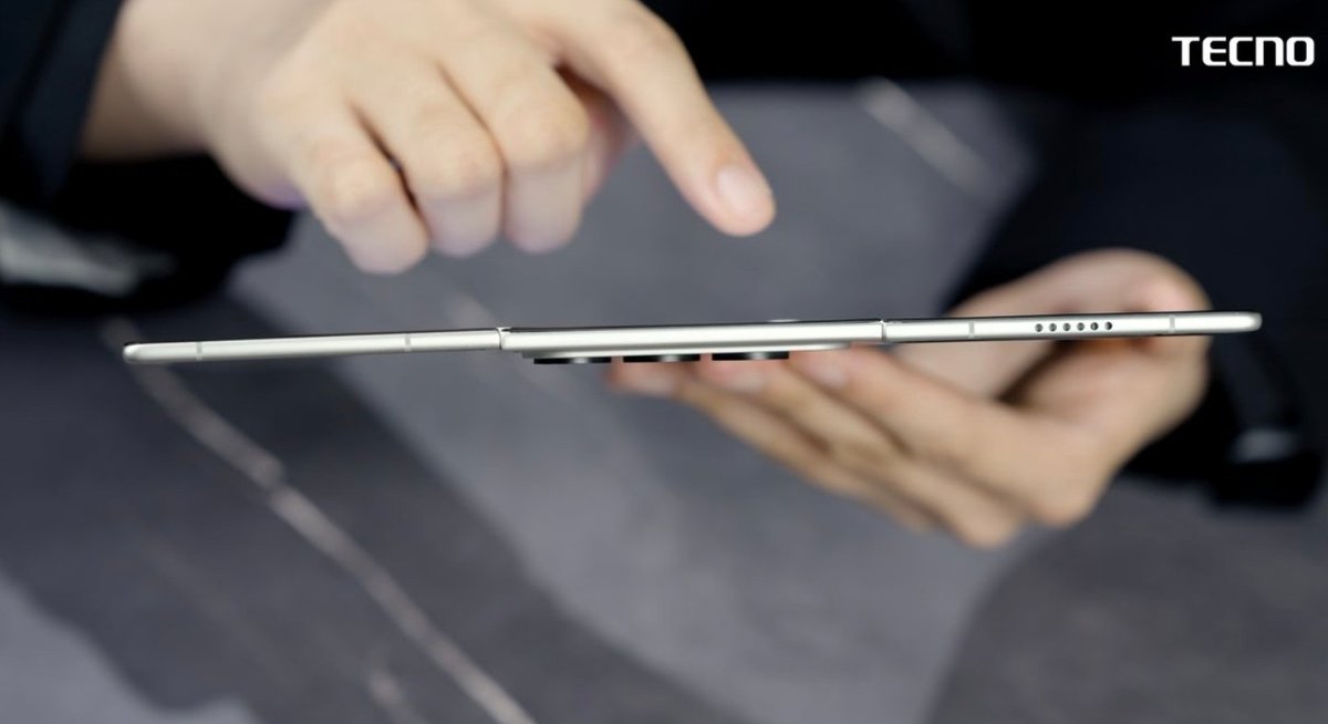 js_wpw's tweet image. حتى تكنو صار لها هاتف قابل لطي ثلاث مرات اسمه Tecno Phantom Ultimate G Fold
بس تصميمه مره غريب الكاميرا بالنص وطريقه تصفيطه غريبه جدا
#tecno #TecnoPhantomUltimateGFold