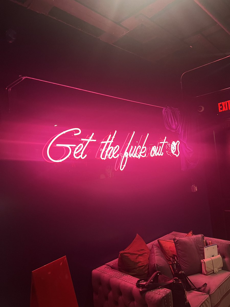 gracepace_'s tweet image. The most LA sign I’ve seen light up after an event ends :)))