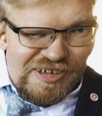 vansterkollen's tweet image. Mattias Irving, känd vänsterextremist, är redaktionschef för vänstertidningen Dagens Seglora, marknadsför sig som "journalist med fokus på högerextremism" har arbetat för att Socialdemokraterna ska samarbeta med islamistiska organisationer som Nyans skaffade katt för att hålla…