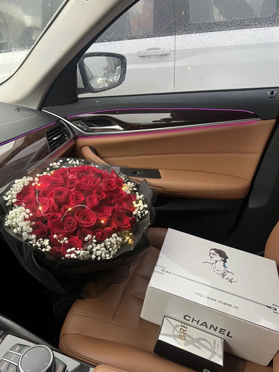 追求者和骚扰者的区别：送你鲜花 金项链 金戒指 化妆品的这才叫追求者！！一天到晚 在吗 干嘛呢 吃饭了吗 只会叫你多喝热水 这叫骚扰者！！