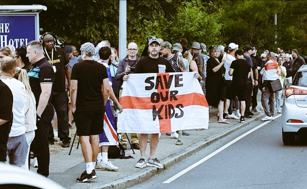 NonDiaCritical's tweet image. Pobliz hotelu v Eppingu🇬🇧, ktery poslednich 5 let slouzi jako ubytovna pro migranty, se vcera shromazdila skupina mistnich obyvatel. Skupina muzu i zen chtela vyjadrit sve obavy z nelegalni migrace pri prilezitosti soudniho procesu s Hadush Gerberslasie Kebatu - uprchlikem z…