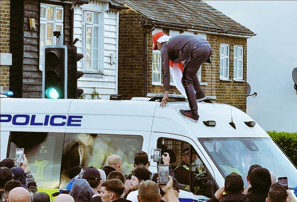 NonDiaCritical's tweet image. Pobliz hotelu v Eppingu🇬🇧, ktery poslednich 5 let slouzi jako ubytovna pro migranty, se vcera shromazdila skupina mistnich obyvatel. Skupina muzu i zen chtela vyjadrit sve obavy z nelegalni migrace pri prilezitosti soudniho procesu s Hadush Gerberslasie Kebatu - uprchlikem z…