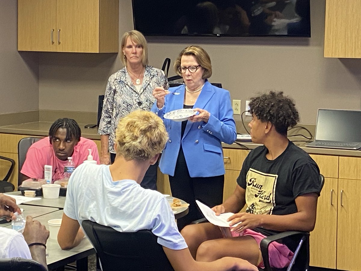 Thx Mrs Hickman for sharing your networking and dining etiquette tips with ⁦<a href="/MastodonMBB/">Purdue Fort Wayne Mastodons Basketball</a>⁩ again this summer!