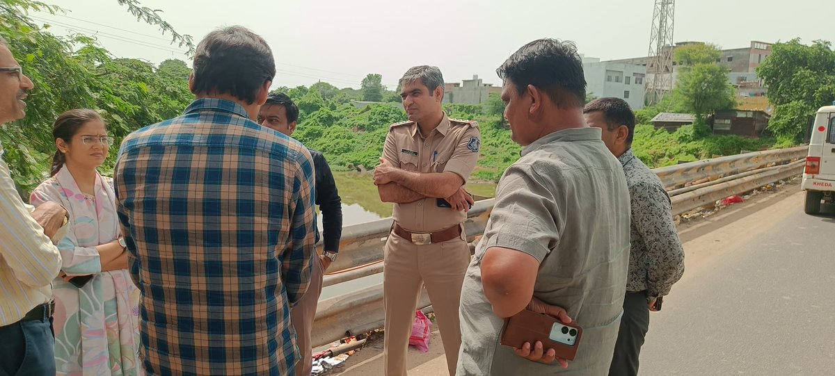 Deputy Collector & SDM Kheda (@sdmkheda) on Twitter photo આજ રોજ માન. અધિક નિવાસી કલેક્ટરશ્રીના જાહેરનામા અન્વયે બ્રિજને ભારે વાહનો માટે બંધ કરવા અંગેની કામગીરીનો રીવ્યુ લીધો <a href="/collectorkheda/">Collector Kheda</a> <a href="/RacKheda/">Resident Additional Collector (RAC) , Kheda</a> <a href="/CMOGuj/">CMO Gujarat</a> <a href="/infokhedagog/">Info Kheda GoG</a> <a href="/SPKheda/">SP Kheda Nadiad</a> આજ રોજ માન. અધિક નિવાસી કલેક્ટરશ્રીના જાહેરનામા અન્વયે બ્રિજને ભારે વાહનો માટે બંધ કરવા અંગેની કામગીરીનો રીવ્યુ લીધો <a href="/collectorkheda/">Collector Kheda</a> <a href="/RacKheda/">Resident Additional Collector (RAC) , Kheda</a> <a href="/CMOGuj/">CMO Gujarat</a> <a href="/infokhedagog/">Info Kheda GoG</a> <a href="/SPKheda/">SP Kheda Nadiad</a>