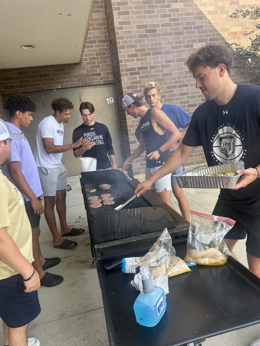 Thx to our yoga instructor, Mary Newell for our ⁦<a href="/MastodonMBB/">Purdue Fort Wayne Mastodons Basketball</a>⁩ cooking lesson tonight! 🦣👊🏻