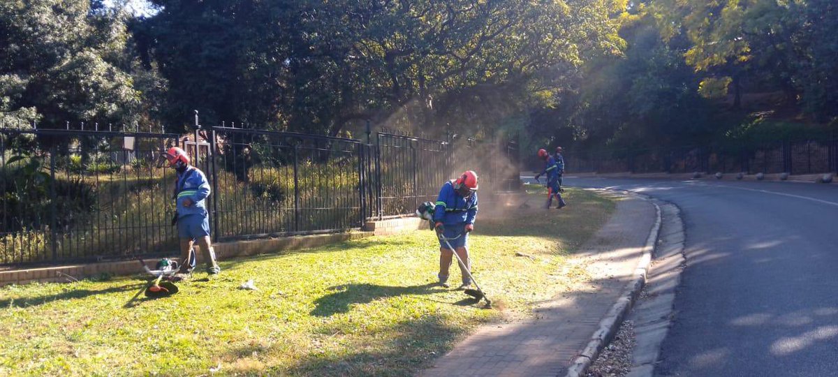 nasiphim's tweet photo. Good morning Tshwane. Our teams in Region 3 were busy with grass cutting and tree pruning on Government Avenue on Thursday. And in Region 6, our horticultural team attended to maintenance of landscaping on Atterbury Road. We want beautiful public spaces. @CityTshwane https://t.co/kzvi8HkXRf