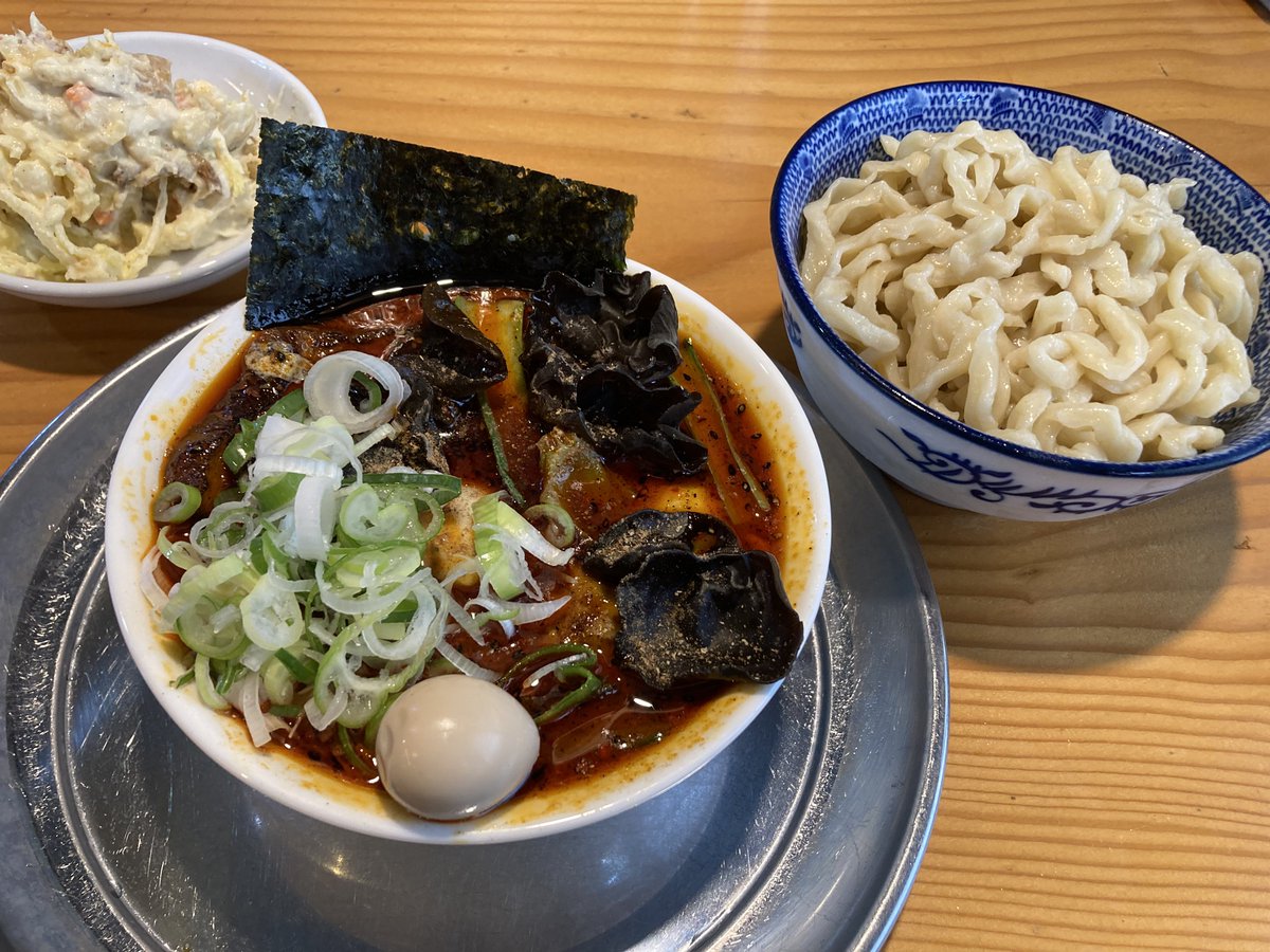 nerenainen's tweet image. 隙あらば藤が丘🍜🏃♂️
左斜め上24°
自家製麺てる’ZU
麻辣湯つけ麺
見た目ほど辛くなく山椒の香りぷんぷん
巨大なチャーシューとタマネギ型練り物がいっぱいでボリュームたっぷり
具沢山の火鍋みたいで美味しかった🔥