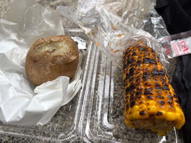 keik2009's tweet image. すみません、平日の昼から飲んでます😅
布袋のピリ辛ザンギは思ったより大きくて食いでがありました。
じゃがバター、焼きとうもろしも初めて買ったけど旨かった😋