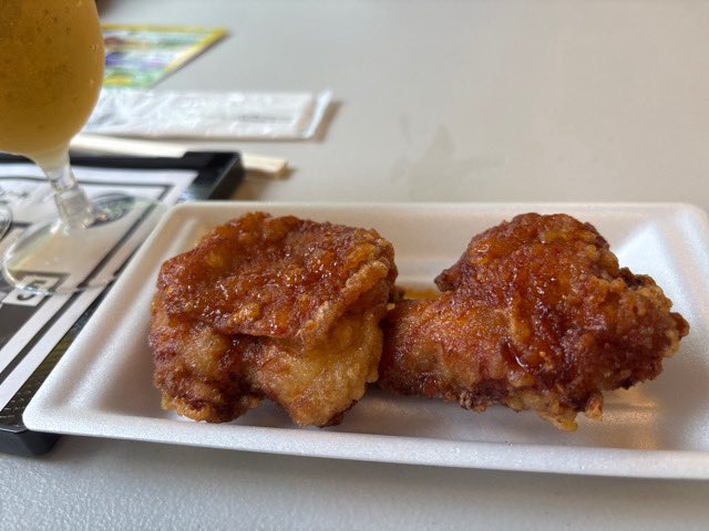 keik2009's tweet image. すみません、平日の昼から飲んでます😅
布袋のピリ辛ザンギは思ったより大きくて食いでがありました。
じゃがバター、焼きとうもろしも初めて買ったけど旨かった😋