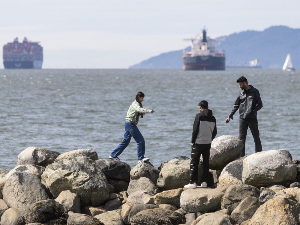 Six Vancouver-area beaches closed for swimming due to E. coli vancouversun.com/news/six-vanco…