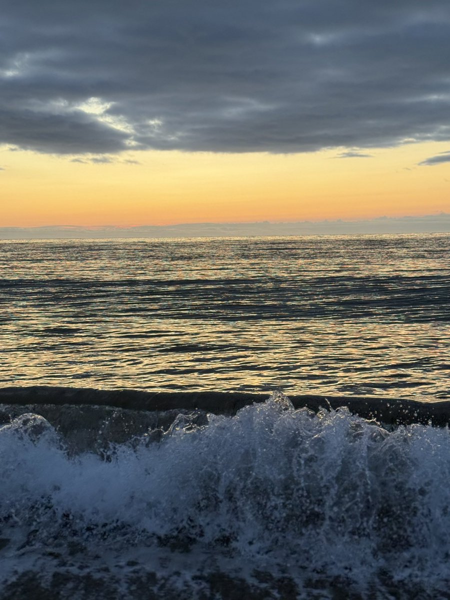 5.11am
.
#ireland #stormhour #ThePhotoHour #sunrise #wicklow #dogsofx #greystones #irelandsancienteast #KeepDiscovering