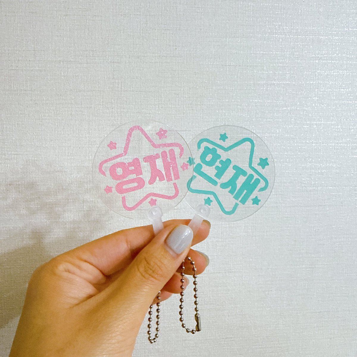 THE BOYZ  CONCERT : THE BLAZE

더보이즈 덥뮤다 겹뮤다릭 미니 부채 키링 나눔합니다! 

인증 따로 없으니 1개씩만 가져가 주세요! ◡̈ (이제 디엠 주셔도 수량 따로 빼두지 못합니다🥹)

나눔은 중콘 날 하며 시간과 장소는 당일 타래에 공지 합니다!