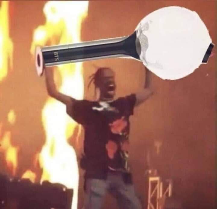 jjkooxo's tweet image. Toda la vibra escuchar el álbum con el army bomb en la mano