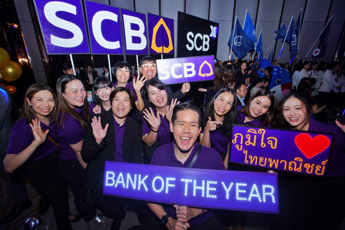 scb_thailand's tweet photo. ธนาคารไทยพาณิชย์ ตอกย้ำความสำเร็จกลยุทธ์ #DigitalBankwithHumanTouch คว้ารางวัล “ธนาคารแห่งปี 2568” หรือ Bank of the Year 2025 จากงาน Money & Banking Awards 2025 จัดโดยวารสารการเงินธนาคาร สร้างความสำเร็จต่อเนื่องเป็นปีที่ 3 ติดต่อกัน (2566-2568) และเป็นครั้งที่ 17 ของการได้รับรางวัลอันทรงเกียรติ ด้วยผลการดำเนินงานในปี 2567 ที่แข็งแกร่ง โดยมี นายกฤษณ์ จันทโนทก ประธานเจ้าหน้าที่บริหาร ธนาคารไทยพาณิชย์ รับมอบรางวัลจาก ดร. เศรษฐพุฒิ สุทธิวาทนฤพุฒิ ผู้ว่าการธนาคารแห่งประเทศไทย และ นายสันติ วิริยะรังสฤษฎ์ ประธานบรรณาธิการวารสารการเงินธนาคาร

#SCB #SCBThailand