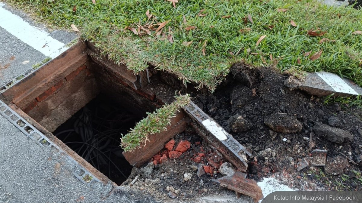 NewsBFM's tweet photo. 16 school children have been hospitalised after their van overturned, believed to have hit an open pothole on Jalan Abdul Samad in Johor this morning.

They suffered various injuries, including broken hands and fingers, said state exco Aznan Tamin.

🧵1 https://t.co/wclE1VdkHT