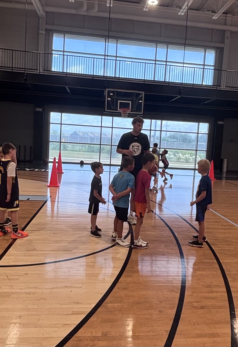Thx ⁦<a href="/MastodonMBB/">Purdue Fort Wayne Mastodons Basketball</a>⁩ All-Time Leading Scorer ⁦<a href="/J5_Hoops/">J5 🎰</a>⁩ Jarred Godfrey for coming back &amp; giving back to ⁦<a href="/CityofFortWayne/">Fort Wayne, Indiana</a>⁩ w/ your basketball camp ⁦<a href="/OPSnewstandard/">OPS</a>⁩ today!