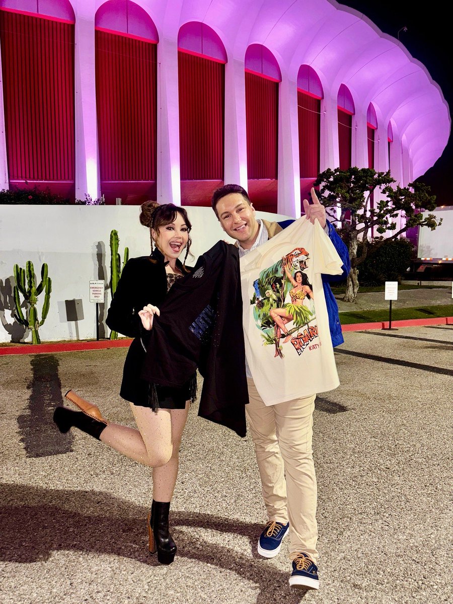 ChrisTrondsen's tweet image. At the Katy Perry concert in LA with @AnnaMariaPdT! The @katyperry concert is amazing and she sang all the hits! #KatyPerry -