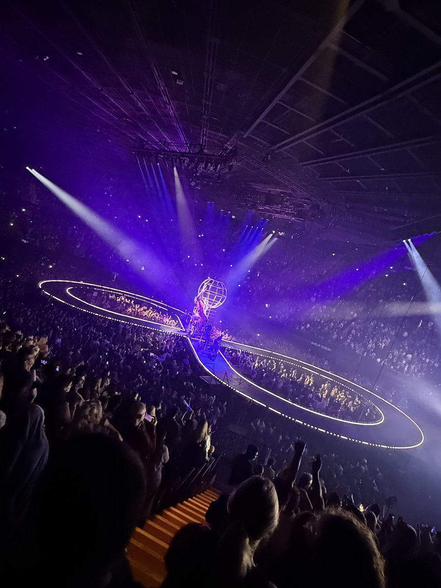 ChrisTrondsen's tweet image. At the Katy Perry concert in LA with @AnnaMariaPdT! The @katyperry concert is amazing and she sang all the hits! #KatyPerry -