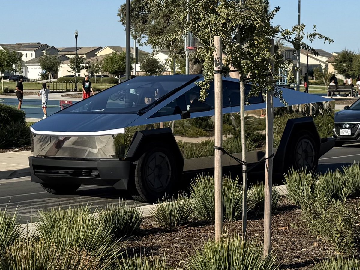 ArthurFromX's tweet image. Saw this really cool looking chrome @cybertruck today!