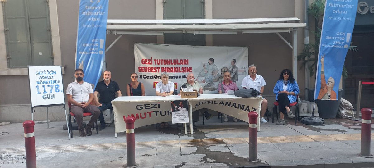 tmmobizmir's tweet image. Adalet Nöbeti 1178. gününde!
Güvenli ve sağlıklı yaşam alanlarında barınma hakkını, kent hakkını, adaleti, özgürlüğü talep eden Gezi’nin taleplerinin arkasında, tutuklu arkadaşlarımızın yanındayız.
#GeziyeÖzgürlük #GeziyiSavunuyoruz