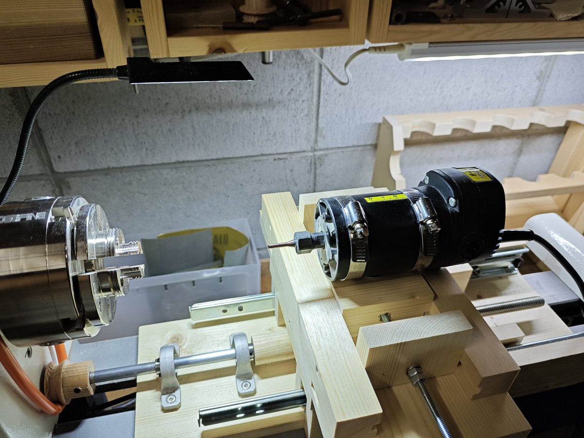 気が付いたら文具マーケット前日で焦ってますがどうにか木製万年筆完成しました‼️

治具から作ると結構時間かかってしまって、ヘラ付きの大型カッターは間に合いませんでした…
ただ、今回はスリムタイプの小型カッター用意しました😊😊

#文具マーケット #銘木万年筆 #銘木カッター