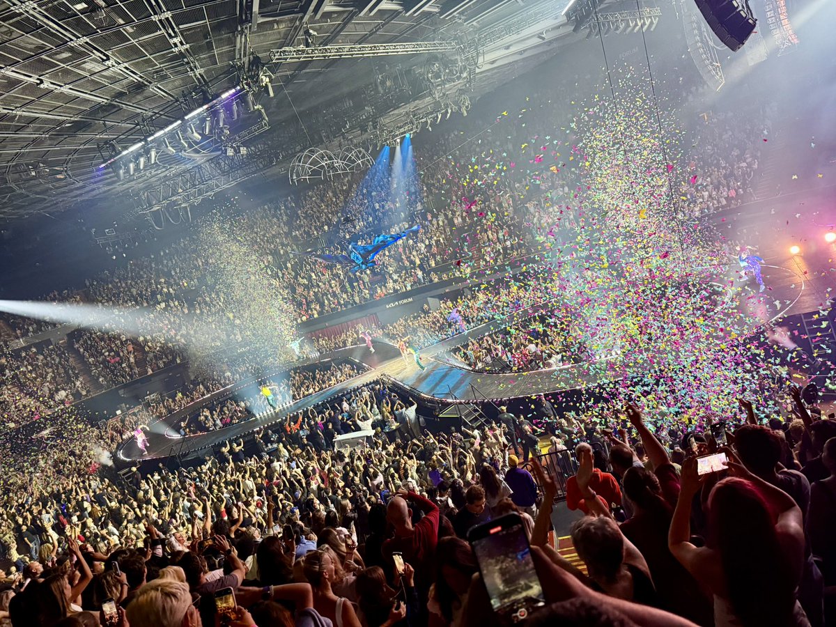ChrisTrondsen's tweet image. More Katy Perry concert photos with @AnnaMariaPdT! @katyperry #KatyPerry
