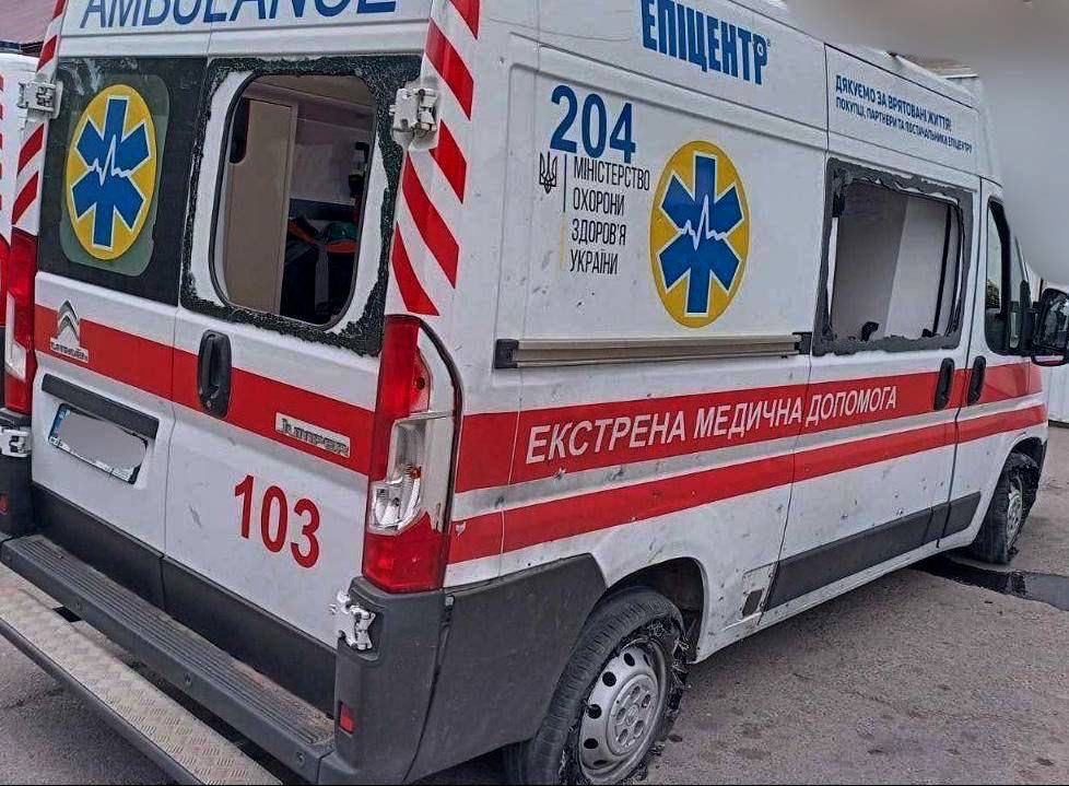 C_Knickerbocker's tweet image. Erneut griff eine russische Drohne ein Krankenwagen an, der zu einem Einsatz in Zimovnik🇺🇦 im Vorort von Cherson unterwegs war
Der Sanitäter und der Paramedic erlitten eine Gehirnerschütterung, Explosions-und Schädel-Hirn-Verletzungen.
Ich kann schon gar nicht mehr zählen.