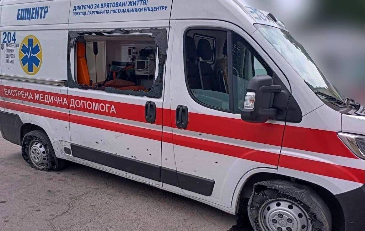 C_Knickerbocker's tweet image. Erneut griff eine russische Drohne ein Krankenwagen an, der zu einem Einsatz in Zimovnik🇺🇦 im Vorort von Cherson unterwegs war
Der Sanitäter und der Paramedic erlitten eine Gehirnerschütterung, Explosions-und Schädel-Hirn-Verletzungen.
Ich kann schon gar nicht mehr zählen.