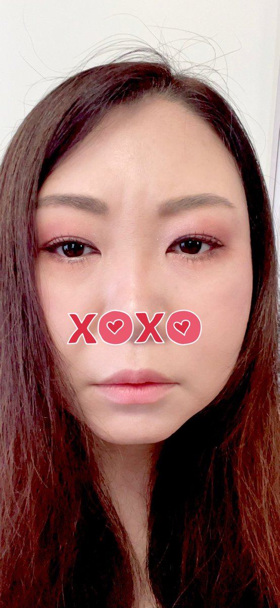 今日はラメを使わずマットに若干のパールを使ってみました。たぶん縦割り？気味のグラデーション？わからないけど色々試すの楽しい今更メイク楽しい。メイクし続けてたらちょっとだけ自分の顔も自分の事も好きになれる気がする、、、。