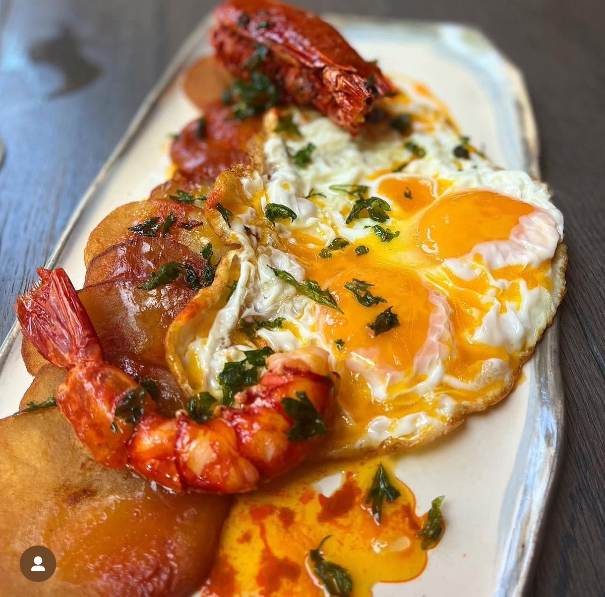 andresmadrigalg's tweet image. Huevos rotos con carabineros, patatas encebolladas, salsa de su propio jugo y piquillos.
12 carabineros pelados, eviscerados, troceados y guardar la cabeza
6 huevos
5 patatas
2 cebollas
6 pimientos del piquillo
3 dientes de ajos laminados
10cl de nata
1 pizca de perejil muy…
