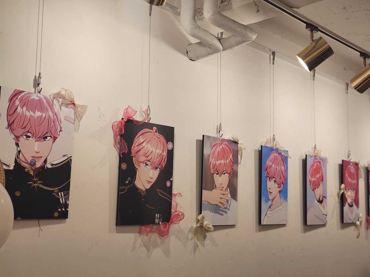 밤비눈 역시 캔디캔디 핑크핑크🩷
핑크쪼꼬미 밤비가 리본달고 가득있었고 공간이 넓어서 앉아서 충분히 쉬어갈 수 있는 새하얗고 핑크빛의 공간이었당 사진을 못찍었는데 테이블마다 있던 판넬도 가챠 키링도 너무 기여웠음 >.< 

#캔디캔디밤비 ♡
#CandyCandyBamby ♡