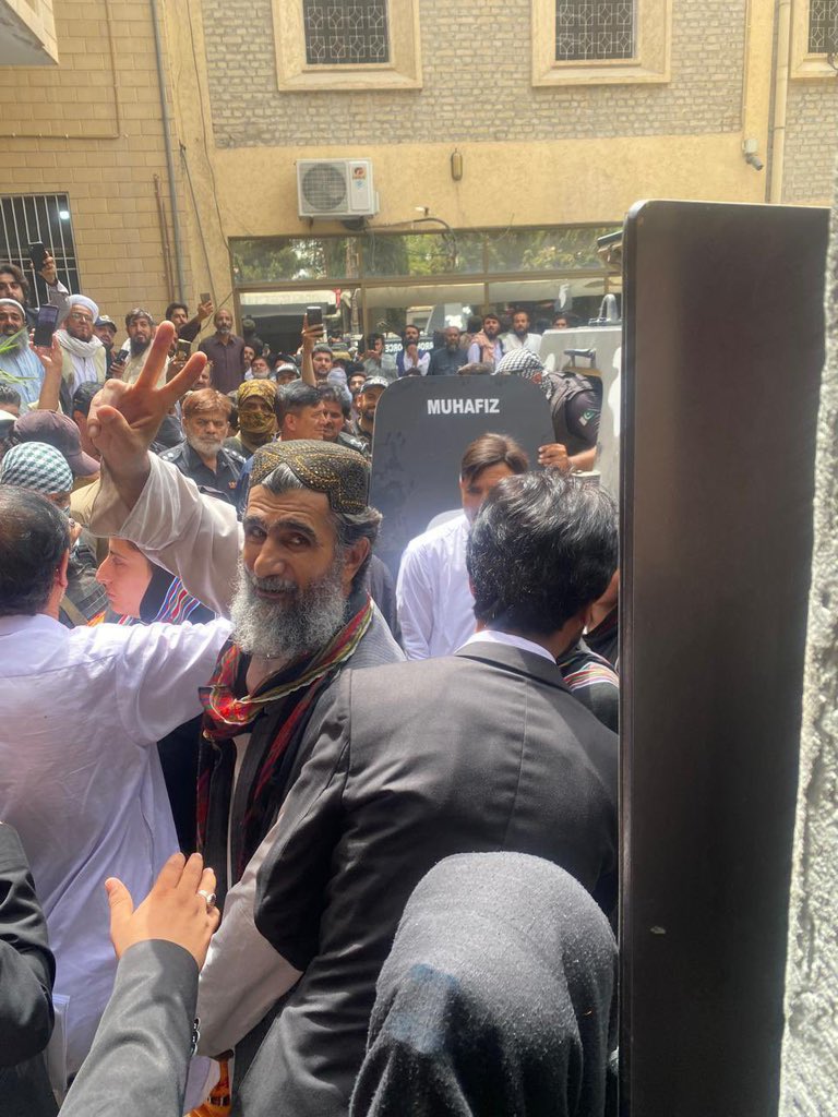 SammiBaluch's tweet photo. بلوچ یکجہتی کمیٹی کی قیادت اور ہمارے ساتھی گزشتہ چار ماہ سے غیر قانونی اور غیر آئینی حراست میں ہیں۔ پہلے انہیں بغیر کسی مقدمے کے تین ماہ تک 3 ایم پی او کے تحت قید رکھا گیا اس کے بعد انہیں عدالت میں پیش کیا گیا اور جس میں مزید دس دن تک حراست میں رکنے کا فیصلہ عدالت نہیں کیا، اور انہیں دوبارہ تھانے منتقل کر دیا گیا۔

اس تمام عرصے میں نہ انہیں وکلاء یا اہلِ خانہ سے ملاقات کی اجازت دی گئی، نہ ہی انہیں وکالت نامے پر دستخط کرنے دیے گئے جو کہ آئین، قانون اور انسانی حقوق کے بین الاقوامی اصولوں کی کھلی خلاف ورزی ہے۔

آج جب دس روزہ ریمانڈ مکمل ہوا تو ان گرفتار رہنماؤں کو عدالت میں پیش کیا گیا، جہاں عدالت میں نہ کوئی تفتیشی رپورٹ پیش کی گئی، نہ ہی کوئی پیش رفت ظاہر کی گئی اس کے باوجود جج محمد امین مبین نے محض سرکاری وکیل کی زبانی گزارش پر مزید پندرہ روزہ ریمانڈ منظور کر لیا، وہ بھی بغیر کسی تحریری ثبوت کے اور دفاع کے وکلاء کی بات سنے بغیر۔ یہ طرزِ عمل نہ صرف انصاف کے تقاضوں کی توہین ہے، بلکہ واضح طور پر عدالتی جانبداری اور ریاستی اداروں کے دباؤ کو ظاہر کرتا ہے۔ ایک آزاد عدلیہ، جو شہریوں کے بنیادی حقوق کی محافظ ہونی چاہیے، آج سیاسی انتقام کا آلہ بن چکی ہے۔