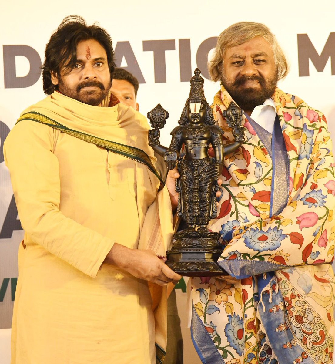 ಕರ್ನಾಟಕ ಅರಣ್ಯ ಮತ್ತು ಪರಿಸರ ಸಚಿವ <a href="/eshwar_khandre/">Eshwar Khandre</a> ಅವರು #HariHaraVeeraMallu ಪೂರ್ವ-ಬಿಡುಗಡೆ ಕಾರ್ಯಕ್ರಮದಲ್ಲಿ ಭಾಗವಹಿಸುತ್ತಿದ್ದಾರೆ.🦅💥