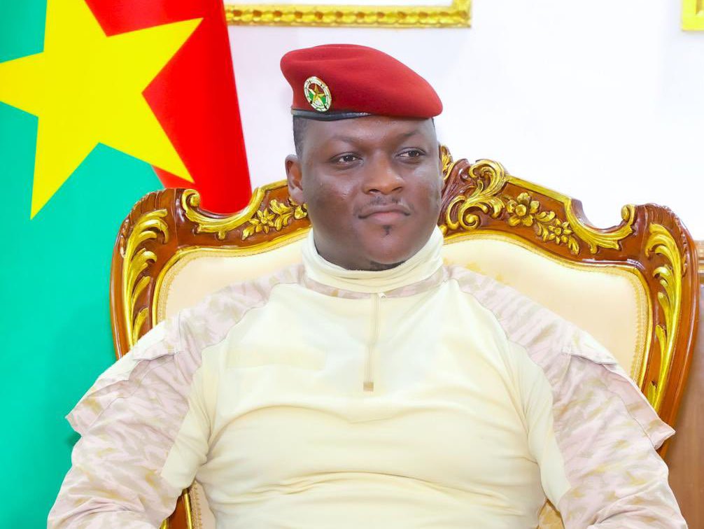 ayubu_madenge's tweet image. Captain Ibrahim Traoré ameifuta tume ya uchaguzi ya Burkina Faso na amesema kuwa uwepo wake ni matumizi mabaya ya Pesa. Hivyo chaguzi zitakuwa zinasimamiwa na Wizara ya mambo ya ndani. Pia amesema kuifuta tume hiyo kutasaidia chaguzi zao zisiwe zinaingiliwa na mataifa ya nje.