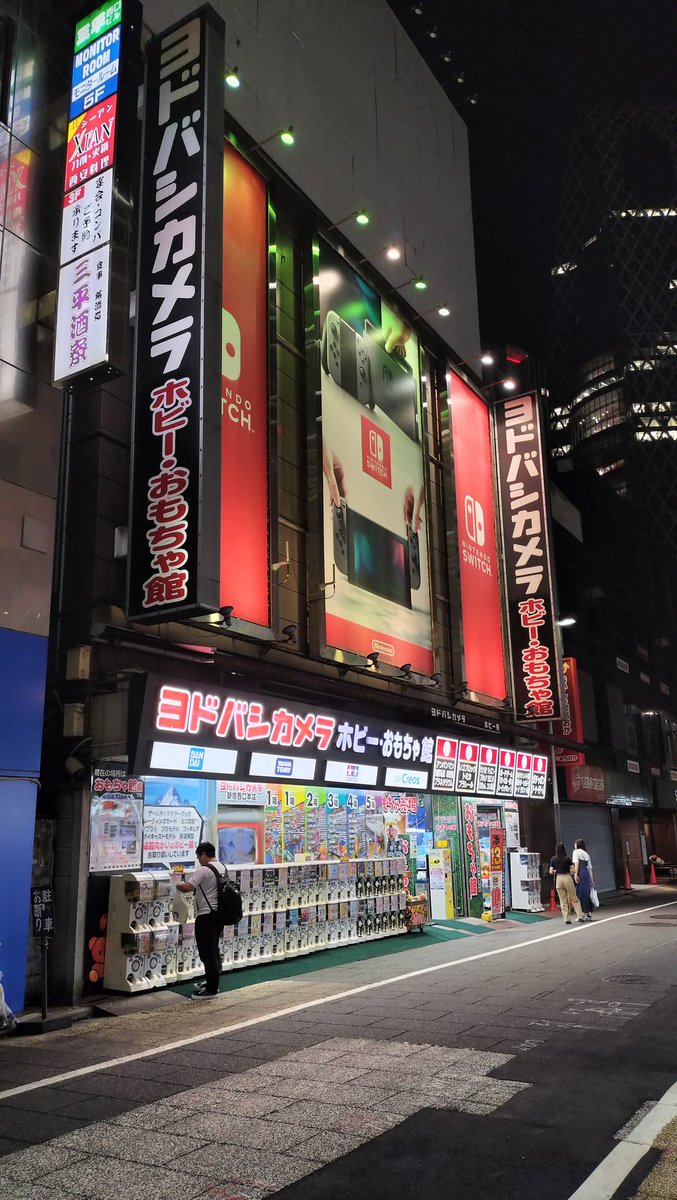 dicecode_game's tweet image. うれしい！！ヨドバシカメラにて取り扱い開始です！
先日、新宿ホビー館まで見に行ってきたので、その時の写真です。😺
初期バージョンから含めると、ここまで来るのに7年ほどかかりました。
まずは主要な店舗での取り扱いとのことなので、見かけたらぜひ手にとってくださいニャ😹
#ボードゲーム