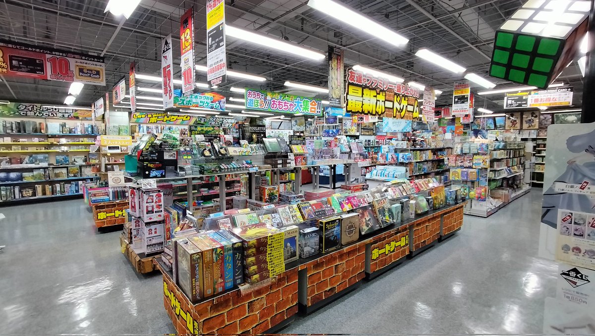 dicecode_game's tweet image. うれしい！！ヨドバシカメラにて取り扱い開始です！
先日、新宿ホビー館まで見に行ってきたので、その時の写真です。😺
初期バージョンから含めると、ここまで来るのに7年ほどかかりました。
まずは主要な店舗での取り扱いとのことなので、見かけたらぜひ手にとってくださいニャ😹
#ボードゲーム