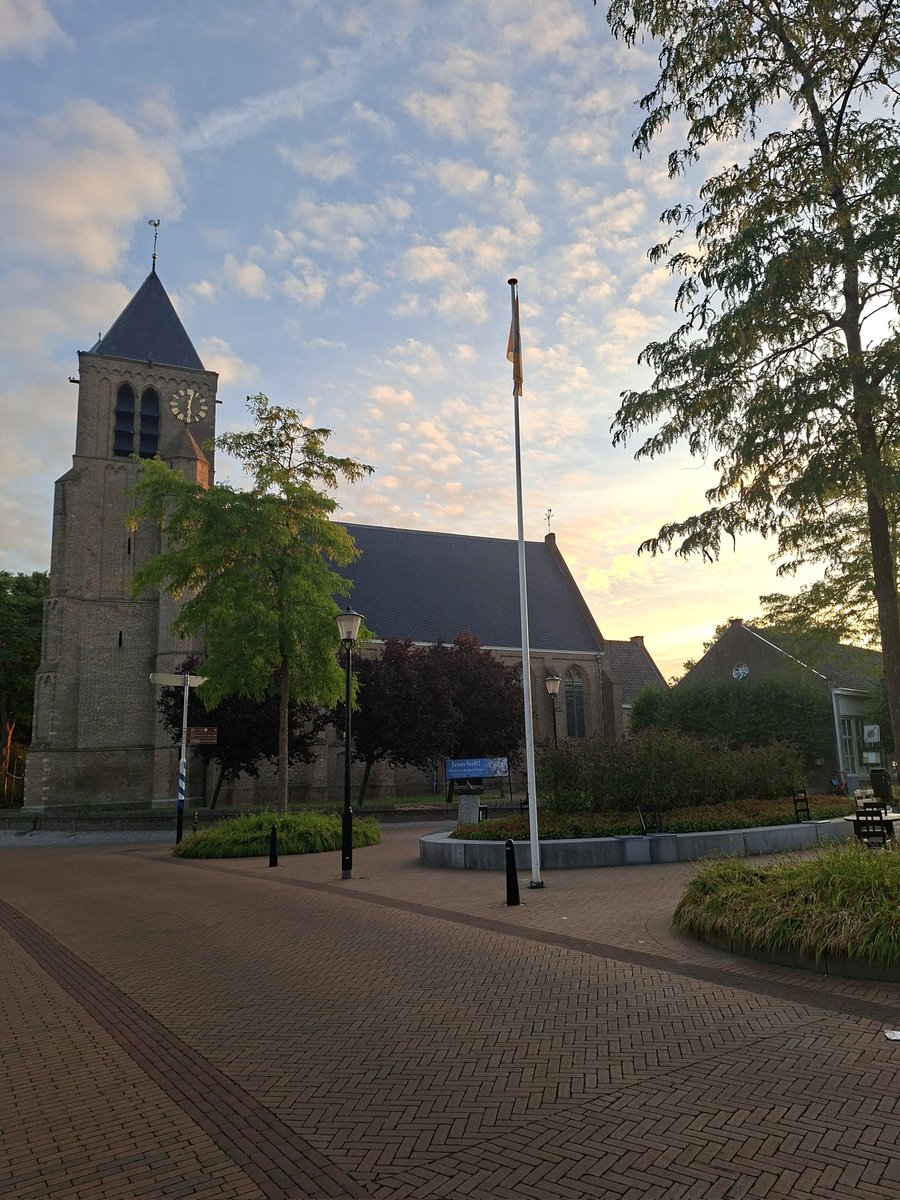 MachielLock's tweet image. Vrijdag 18 juli 2025 Giessen-Oudekerk, achtereenvolgens:

- Torenweg, ochtendgloren
- Oudkerkseweg, het lage gedeelte van de weg stond tijdens de Watersnoodramp in 1953 onder water
- kerk
- basisschool, links de huidige en rechts de vroegere die in afbraak is

#dorp