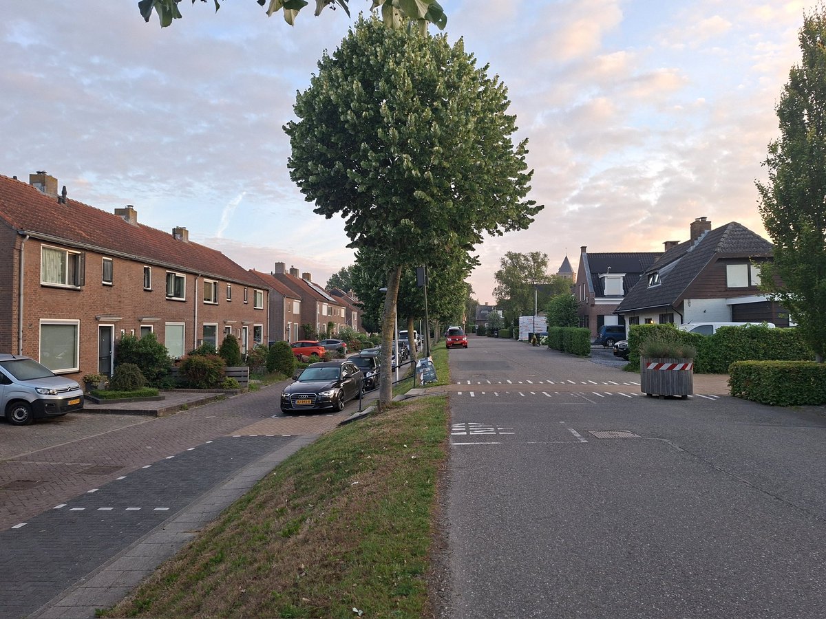 MachielLock's tweet image. Vrijdag 18 juli 2025 Giessen-Oudekerk, achtereenvolgens:

- Torenweg, ochtendgloren
- Oudkerkseweg, het lage gedeelte van de weg stond tijdens de Watersnoodramp in 1953 onder water
- kerk
- basisschool, links de huidige en rechts de vroegere die in afbraak is

#dorp
