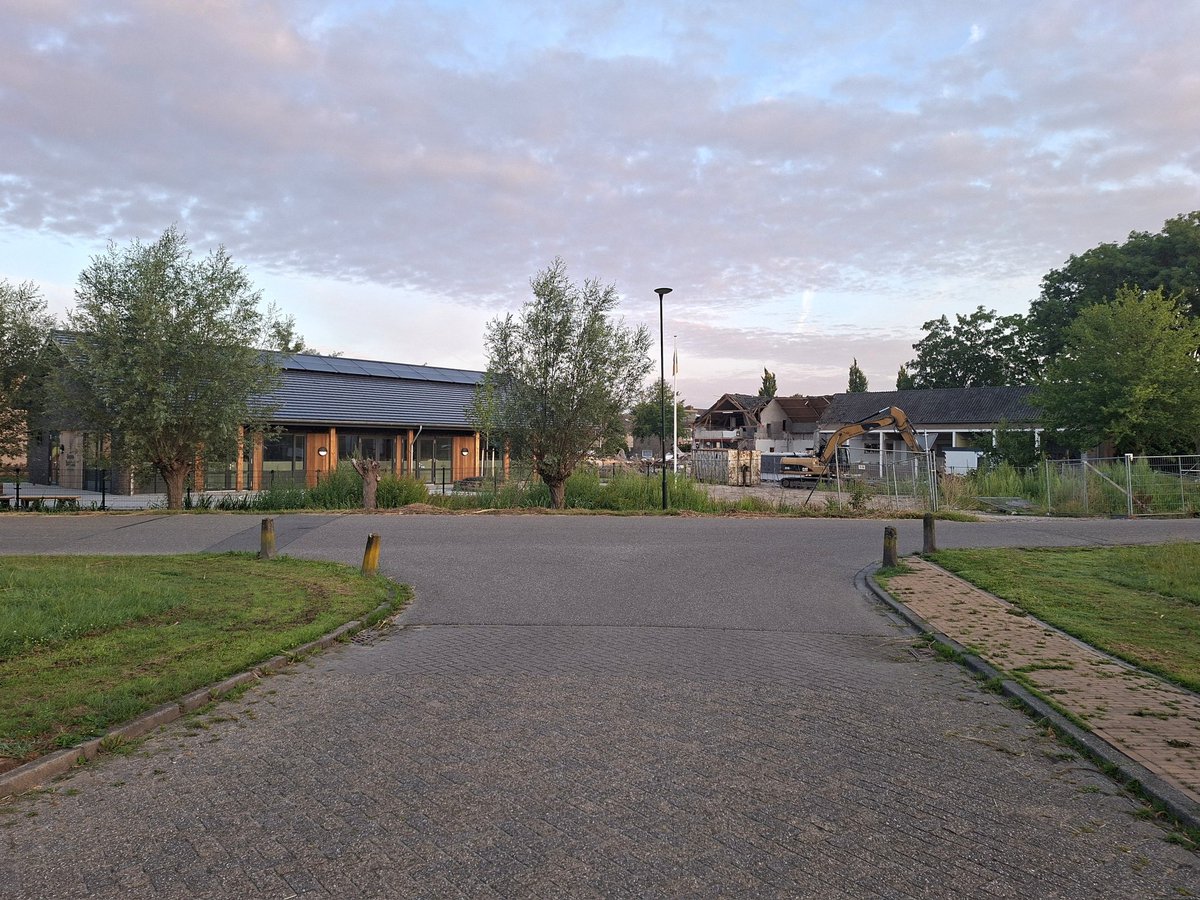 MachielLock's tweet image. Vrijdag 18 juli 2025 Giessen-Oudekerk, achtereenvolgens:

- Torenweg, ochtendgloren
- Oudkerkseweg, het lage gedeelte van de weg stond tijdens de Watersnoodramp in 1953 onder water
- kerk
- basisschool, links de huidige en rechts de vroegere die in afbraak is

#dorp