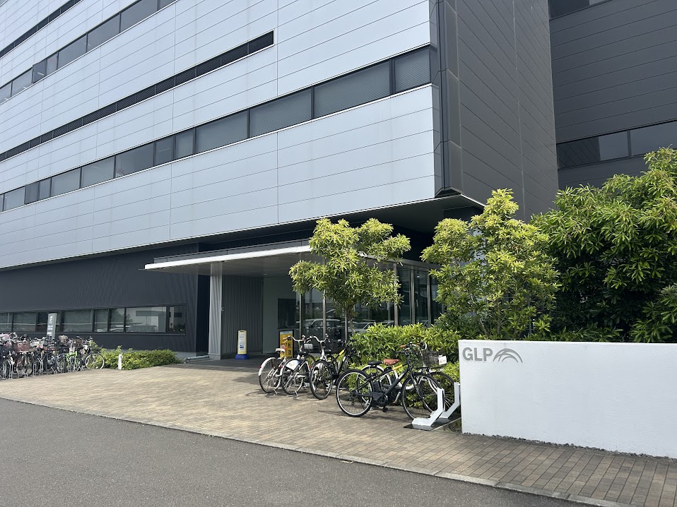 webike_recruit's tweet image. ~拠点紹介~
今回は座間事業所のご紹介😍
2022年2月に新設された、物流倉庫も併設しているオフィスです✨
陽当たりが良く明るい雰囲気で業務に臨むことができます🧑💻
5階には見晴らし良好なラウンジも完備されています🌟
rivercrane.com/business_info/…