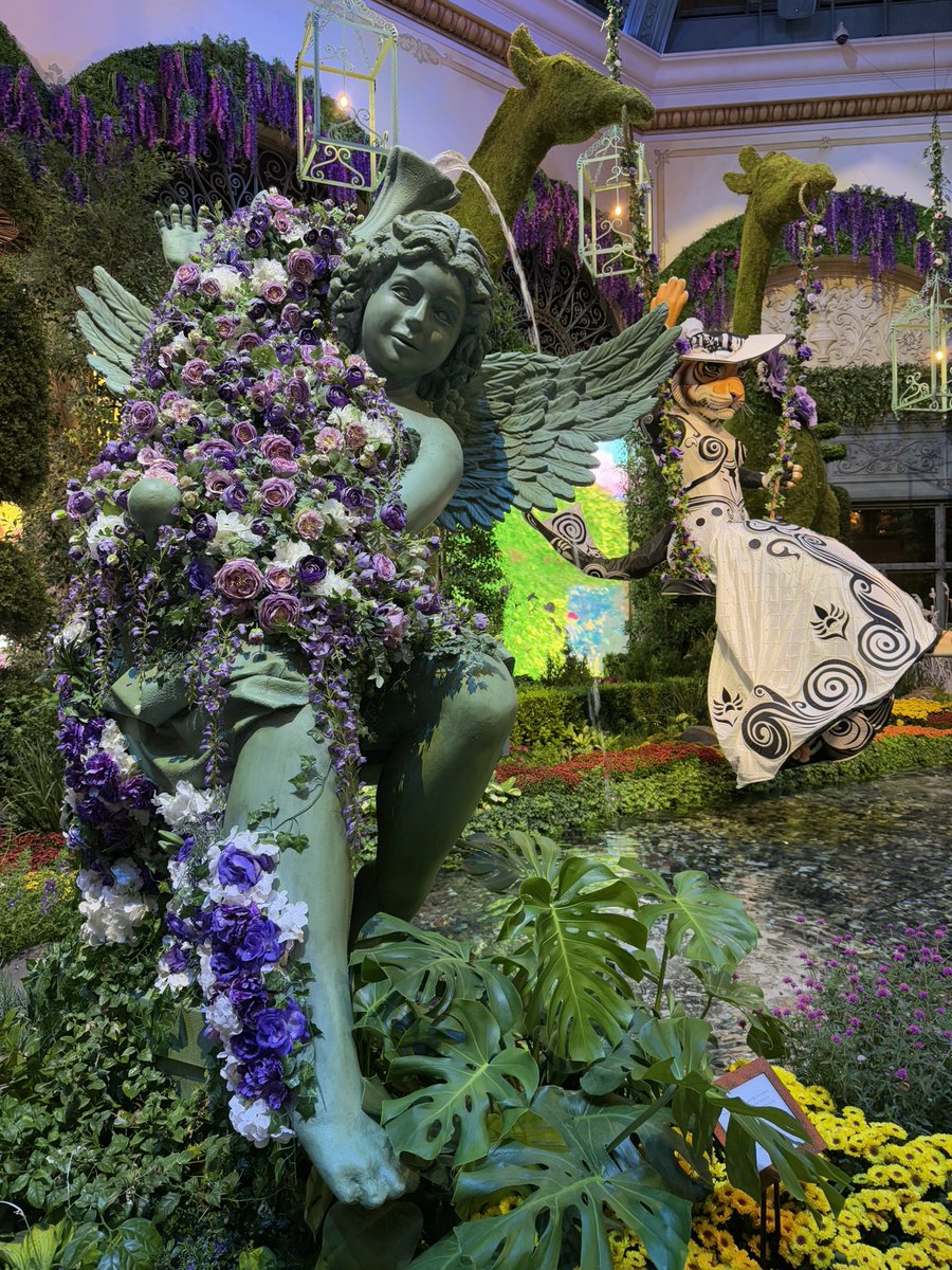 stevenartpop's tweet image. the bellagio is giving MAYHEM opera house!