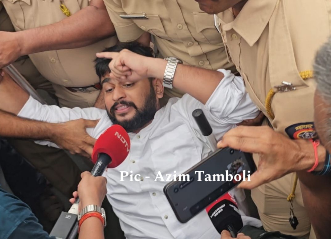 MeSiddheshRane's tweet image. फडणवीसांचे पोलिस मकोका लागलेल्यांची उठबस करतात आणि मराठी माणसाच्या हक्कासाठी लढणाऱ्यांना खाकी दाखवतात!
#दगलबाजदेवेंद्र