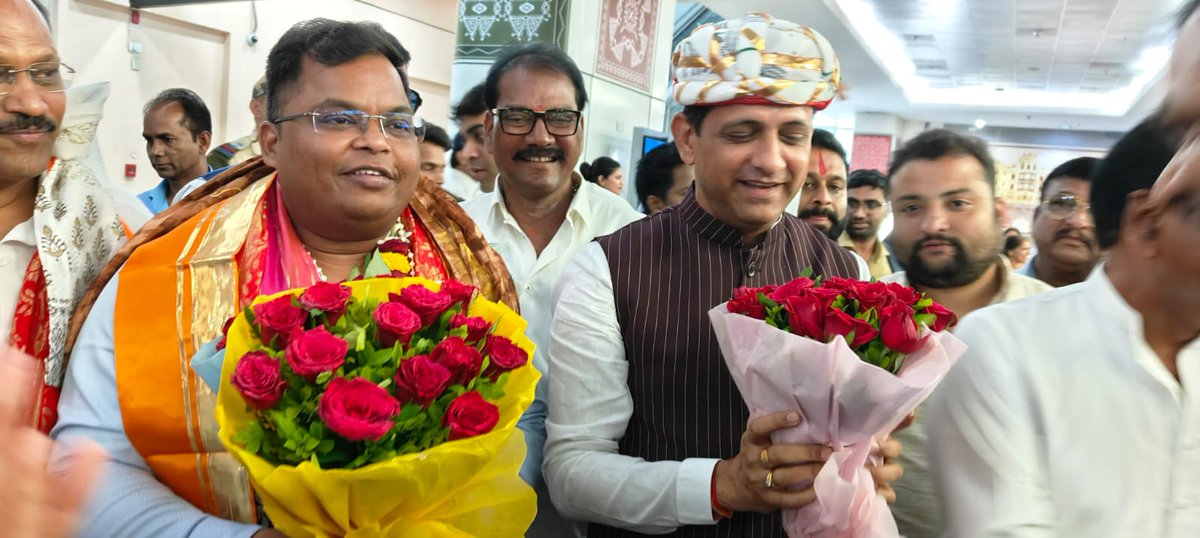 💫 सुपर से भी ऊपर — इंदौर का गौरव!
🏆 स्वच्छता का जश्न 🎉

इंदौर ने एक बार फिर रचा इतिहास!
नई दिल्ली में आयोजित स्वच्छता अवार्ड समारोह में इंदौर को सम्मानित किए जाने के बाद महापौर श्री पुष्यमित्र भार्गव एवं आयुक्त श्री शिवम वर्मा आज प्रातः 9:30 बजे इंदौर एयरपोर्ट पहुंचे।