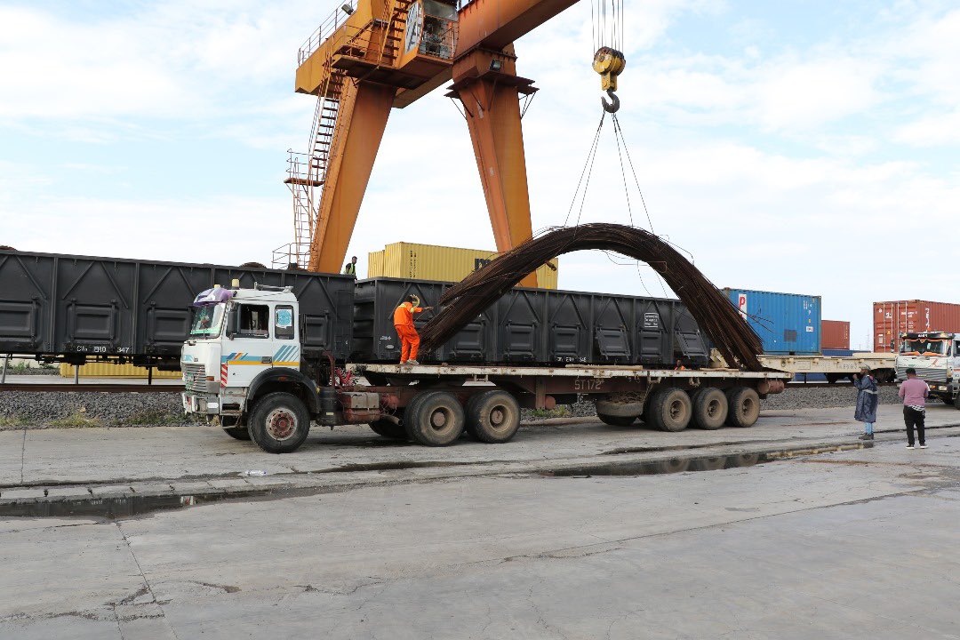 TakeleUma's tweet image. We are expanding cargo capacity and diversifying operations.

Since its strategic shift into global logistics, Ethio-Djibouti Railway (EDR) has been diversifying its cargo shipments beyond coffee and small containers. Now, we’re moving  bigger, bolder, and more diverse freight.…