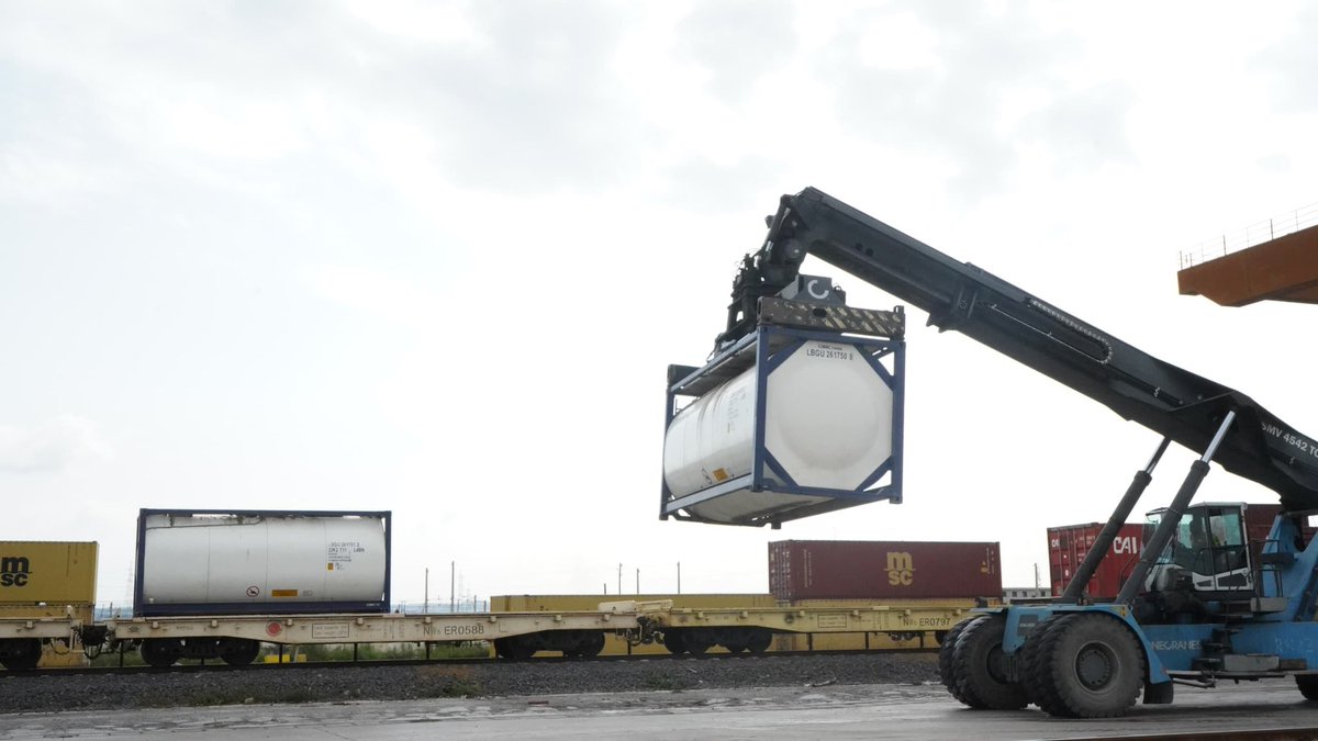 TakeleUma's tweet image. We are expanding cargo capacity and diversifying operations.

Since its strategic shift into global logistics, Ethio-Djibouti Railway (EDR) has been diversifying its cargo shipments beyond coffee and small containers. Now, we’re moving  bigger, bolder, and more diverse freight.…
