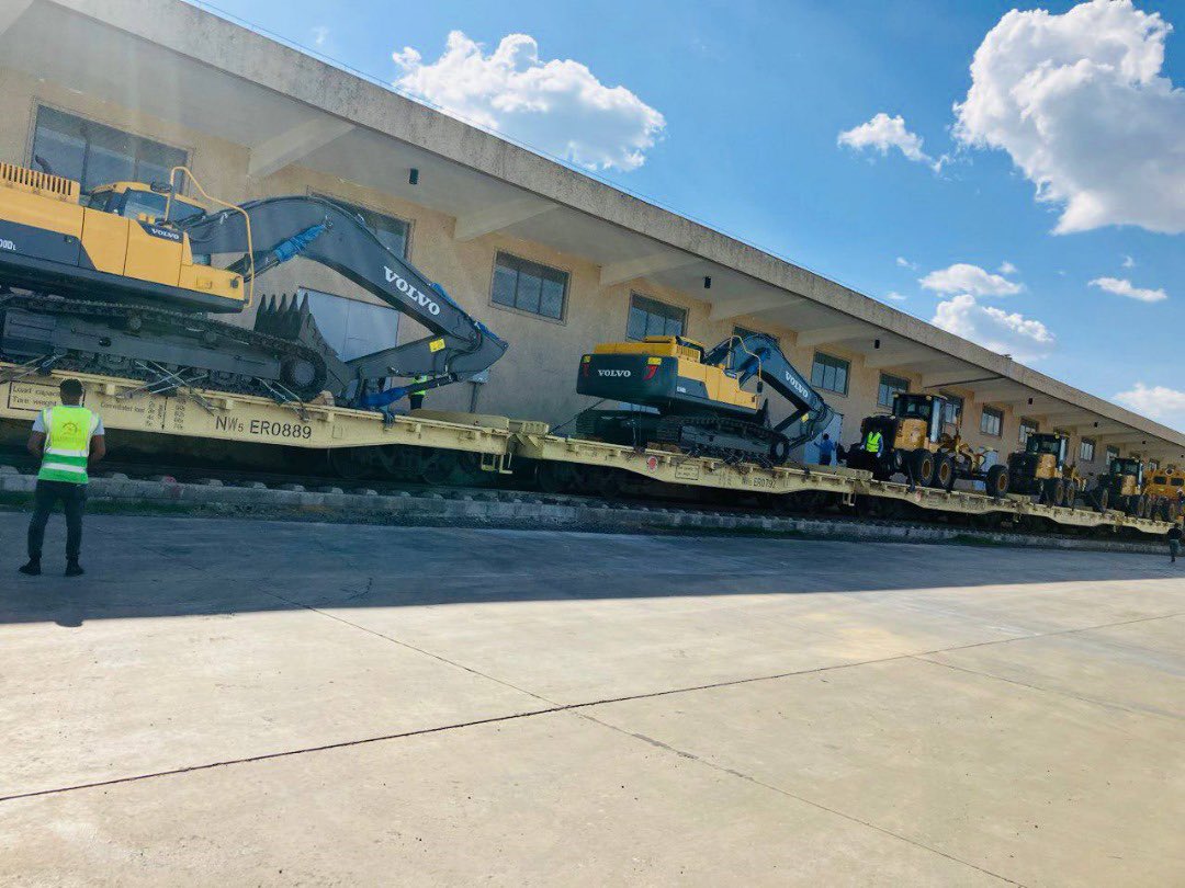 TakeleUma's tweet image. We are expanding cargo capacity and diversifying operations.

Since its strategic shift into global logistics, Ethio-Djibouti Railway (EDR) has been diversifying its cargo shipments beyond coffee and small containers. Now, we’re moving  bigger, bolder, and more diverse freight.…