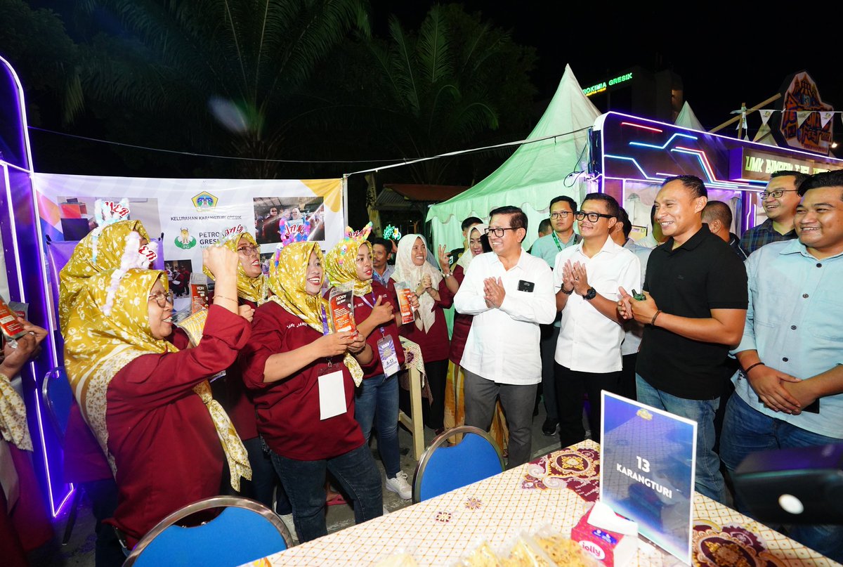 sejqk's tweet photo. Petrokimia Gresik, perusahaan Solusi Agroindustri anggota holding Pupuk  mendorong pemberdayaan UMKM lokal dengan kembali menyelenggarakan PetroNite Fest. #PetroniteFest2025 #PetrokimiaGresik #HariUMKMInternational #SolusiAgroIndustri https://t.co/SfMUyg6WGC